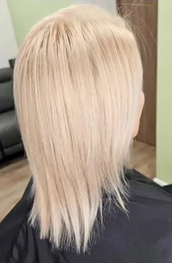 Ļoti gaiši blondi, taisni vidēja garuma mati pēc vizītes