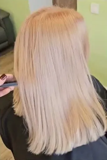 Gaiši pērļu blondi, taisni ķemmēti mati salonā