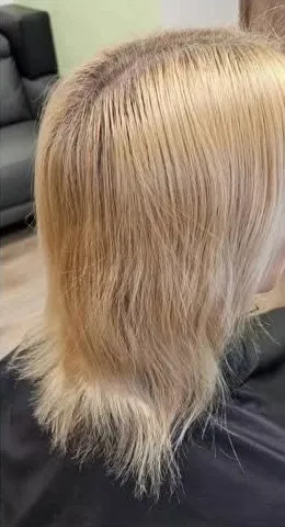 Vidēja garuma blondi mati ar nelīdzeniem galiem pirms vizītes